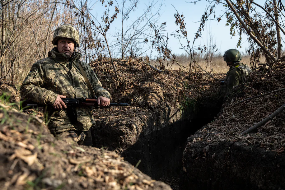Українські військові ховаються від російських обстрілів у Херсонській області на півдні України в суботу.